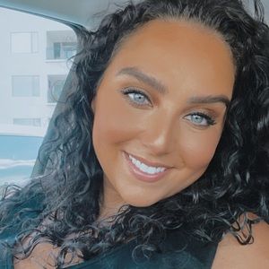 Meet your Posher, Caitlyn